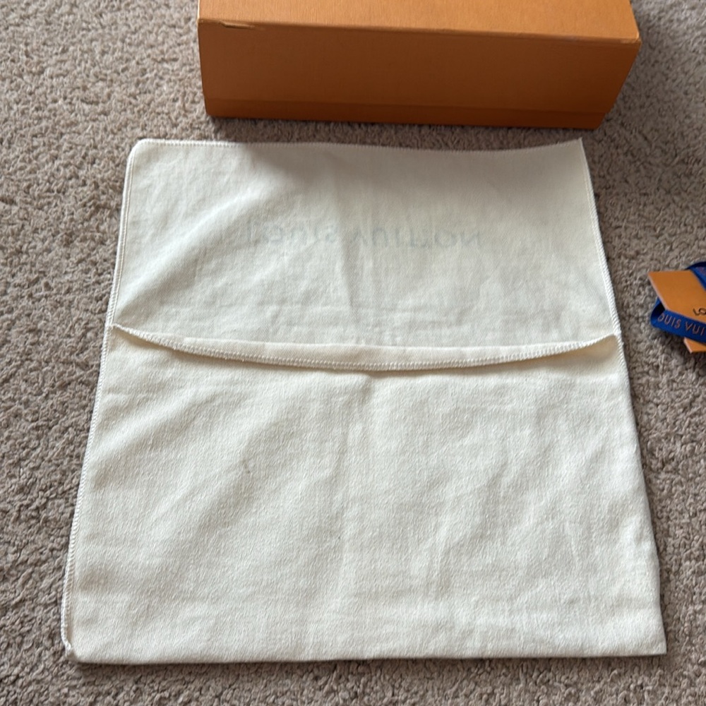 Louis Vuitton Orange Gift Box with Cream Pouch - Picture 4 of 15